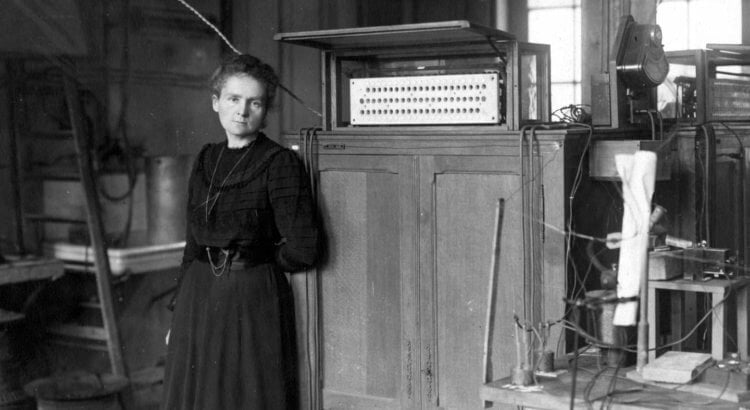 Мария Кюри — женщина ученый. К личным вещами Марии Кюри нельзя притрагиваться 1500 лет, потому что они радиоактивны. Фото.