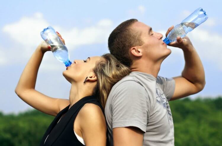 Симптомы обезвоживания. Некоторые исследователи рекомендуют пить по восемь 240-мл стаканов воды в день. Фото.