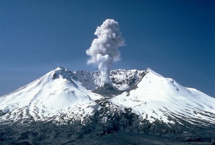 Извержение Сент-Хеленс — извержение 1980 года. Такие вулканы выглядят еще более безобидно пока не начнут извергаться. Только представьте, что сверху было столько породы, что гора была конусом. Это Сент-Хеленс. Фото.