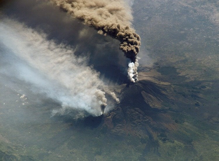 Извержение Новарупта — 1912 год. Вот так вулканы выбрасывают в небо столб пепла. Фото.