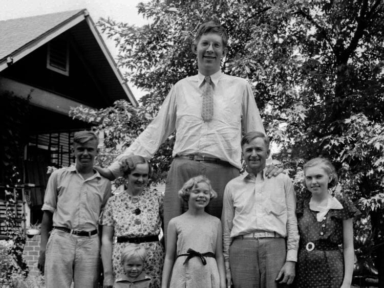 Какой рост был у самого высокого человека в мире. Роберт Уодлоу мог достать рукой до крыши одноэтажного дома. Фото.