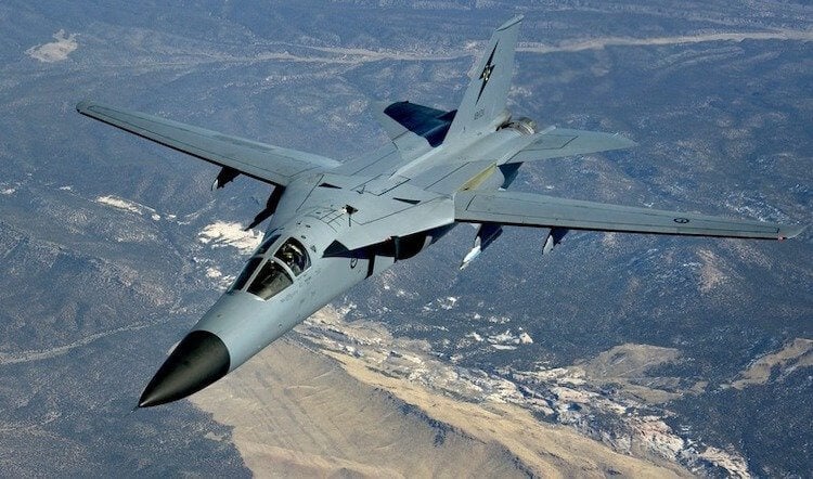 General Dynamics F-111 — быстрый бомбардировщик. General Dynamics F-111. При своей относительно классической конструкции от выглядит очень необычно. Фото.