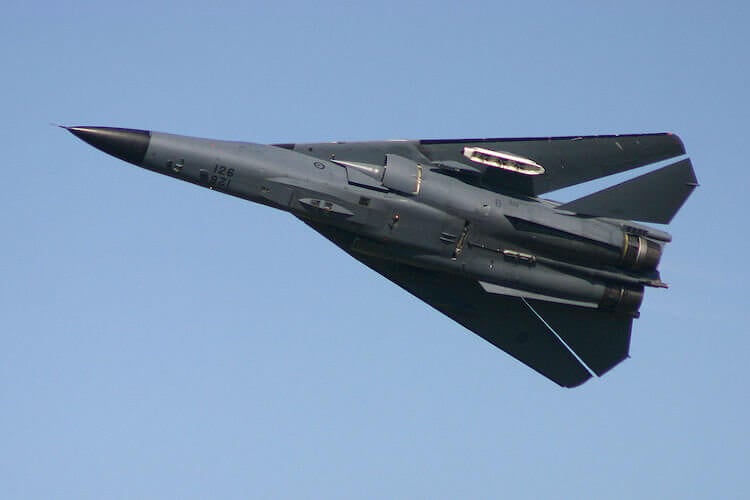 General Dynamics F-111 — быстрый бомбардировщик. Изменяемая стреловидность крыла позволяет сверхзвуковым самолетам быть эффективными на любой скорости. Фото.
