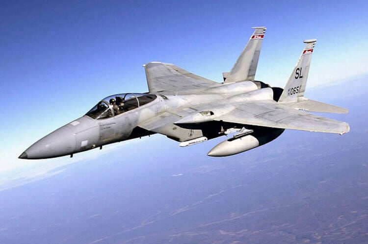 McDonnell Douglas F-15 ”Eagle” — самый известный истребитель. Этот самолет висел на плакатах в комнате многих мальчишек лет 15 назад. У меня тоже. Фото.