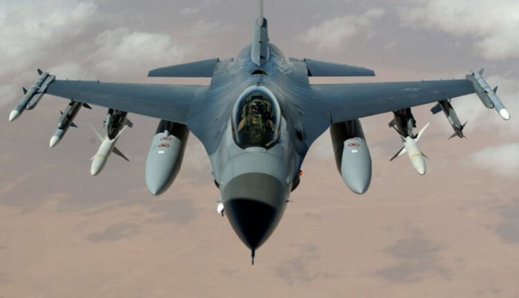 Искусственный интеллект победил человека в бою истребителей. Истребитель F-16, который имитировался внутри виртуальной реальности. Фото.