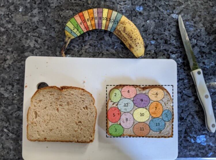 Искусственный интеллект в кулинарии. Правильная нарезка банана и расположение кусков на поверхности хлеба. Фото.