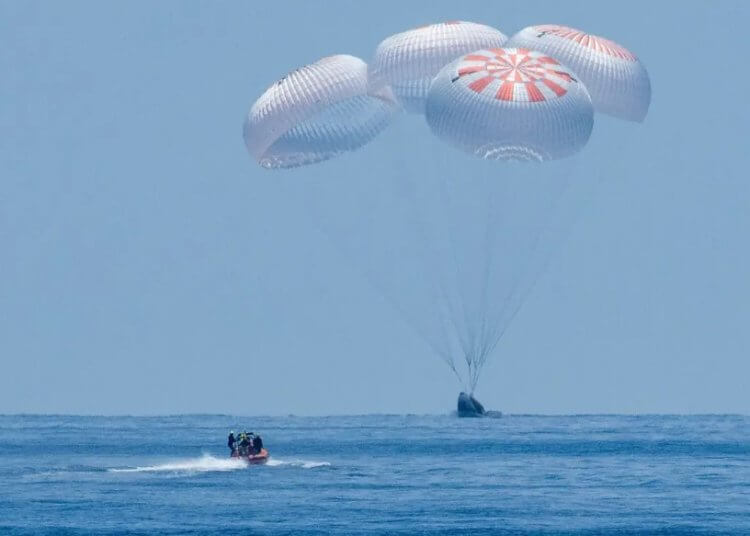 Crew Dragon вернулся на Землю. Капсула Crew Dragon опускается на землю на четырех парашютах. Фото.