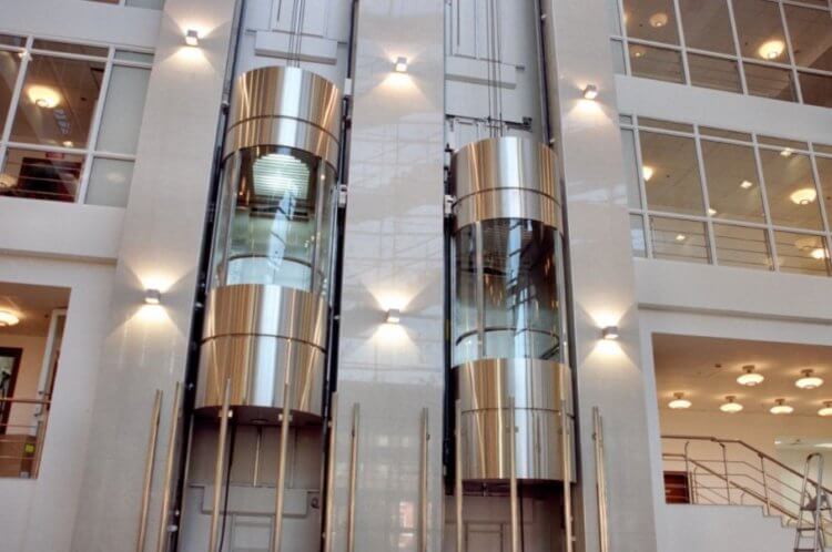 Виды лифтов. Гидравлические лифты выглядят примерно так. Отмечу, что я описал работу лифтов в общих чертах — лучше смотрите наши видео. Фото.