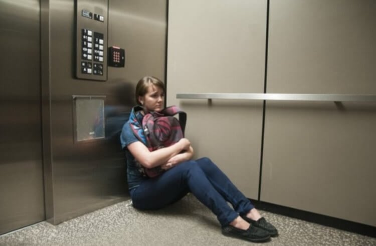 Что делать, если лифт падает? Что бы не происходило в лифте, не надо паниковать. Фото.
