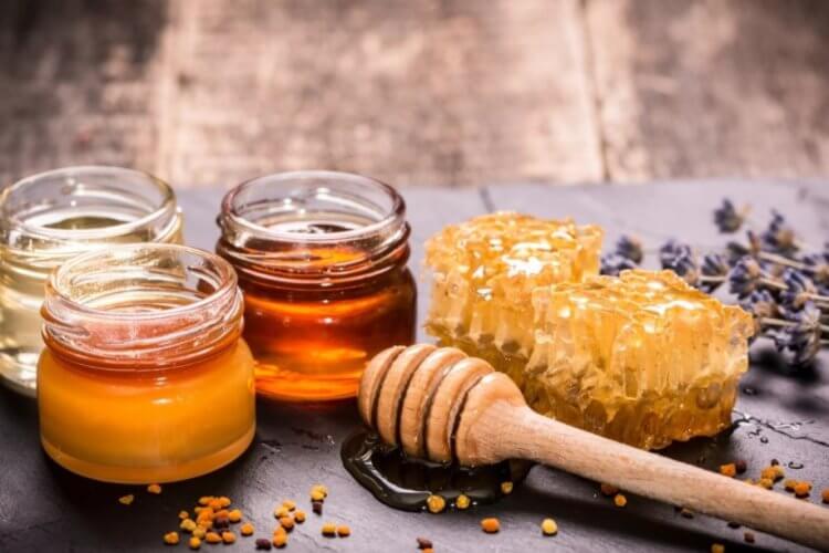 Польза меда против кашля. Липовый мед помогает от кашля и повышенной температуры, луговой мед хорошо влияет на сердце и печень, а клеверный мед хорош для лечения болезней органов пищеварения. Фото.