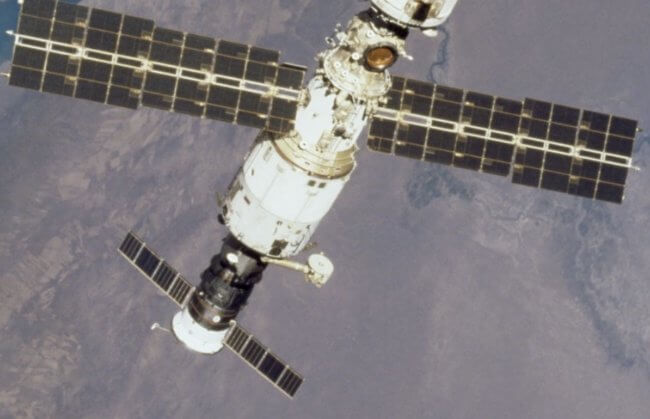 На МКС произошла утечка воздуха. Что делают астронавты? Фото.