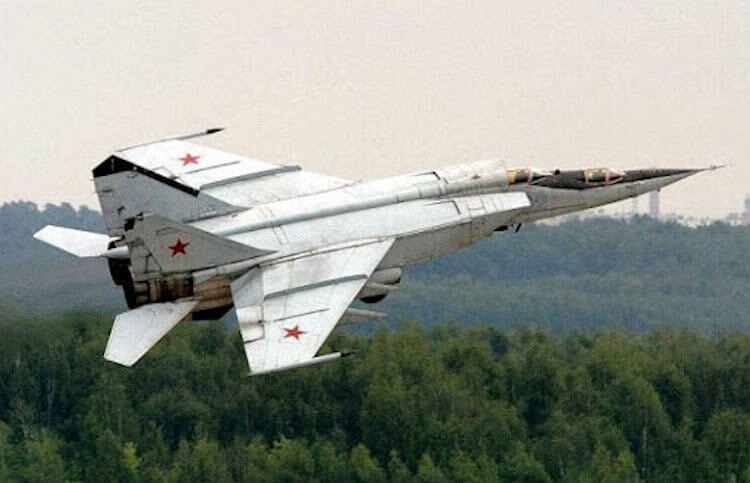 МиГ-25 — сверхзвуковой перехватчик. Этот самолет навсегда останется в истории авиации. При том, что летает до сих пор. Фото.