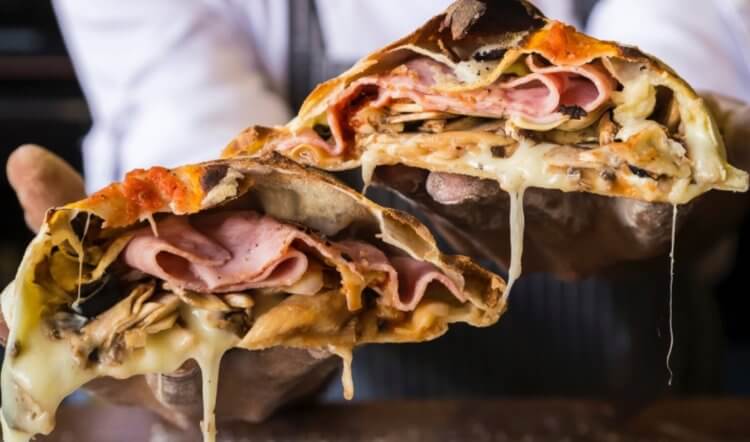 Что происходит с человеком после переедания? Иногда человек может позволить себе поесть слишком много пиццы без вреда здоровью. Фото.