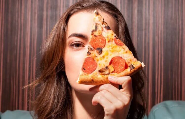 Последствия переедания. Чтобы наесться, взрослому мужчине достаточно одной большой пиццы. Фото.