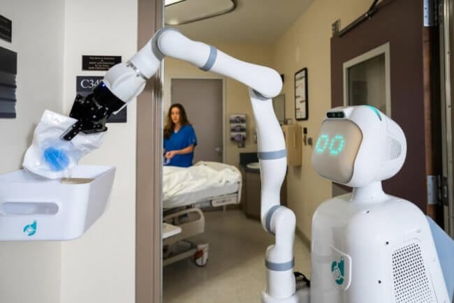 Могут ли роботы ухаживать за пациентами больниц, если у них нет «души»? Фото.
