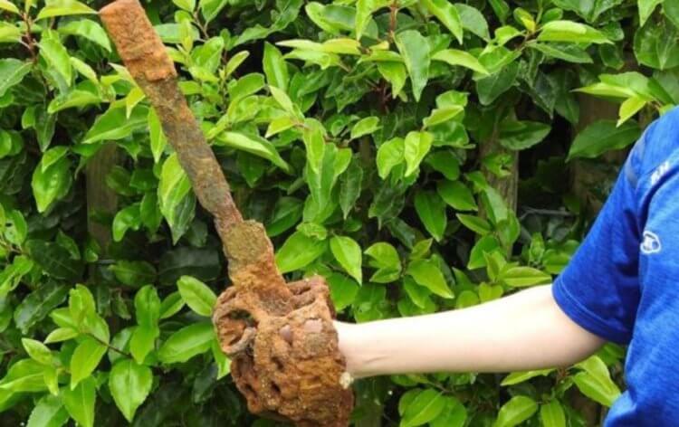 Другие находки археологов. Тот самый меч, обнаруженный 10-летним мальчиком. Фото.