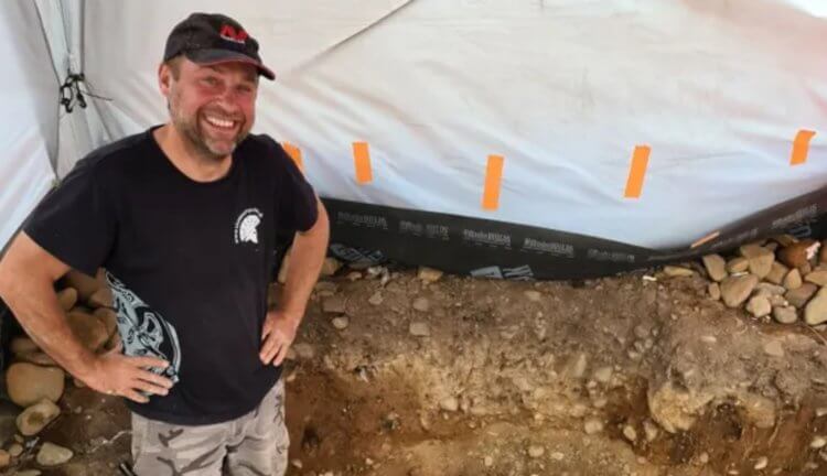 Как археолог-любитель нашел 3000-летний шотландский меч? Археолог-любитель Мариуш Степьен на месте раскопок. Фото.