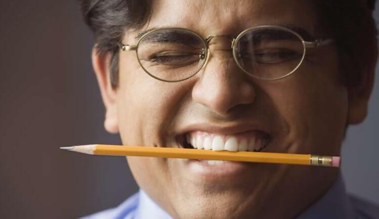 Магия улыбки. Интересный факт: разговоры со сжатым в зубах карандашом улучшают дикцию. Фото.