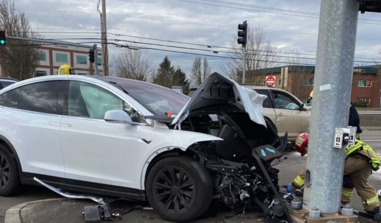 Проблемы автопилота. Иногда последствия аварий с участием Tesla ужасны. Фото.