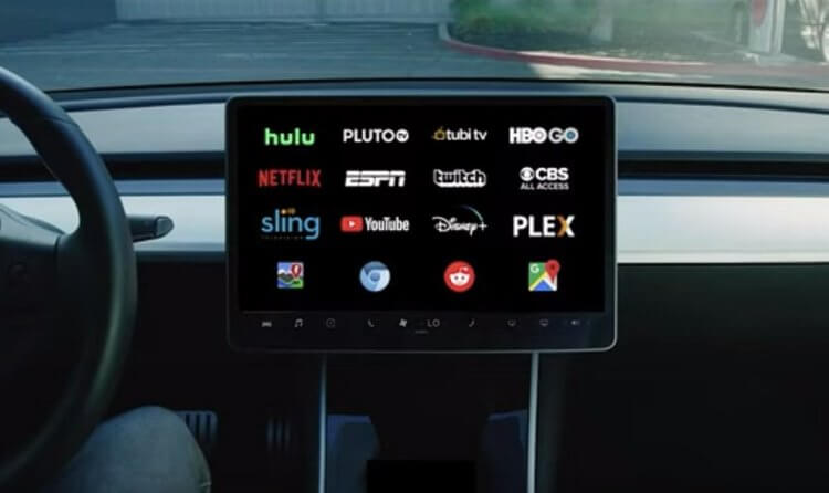 Ошибка автопилота Tesla. Смотреть фильмы можно прямо на главном дисплее Tesla, но только в режиме парковки. Фото.