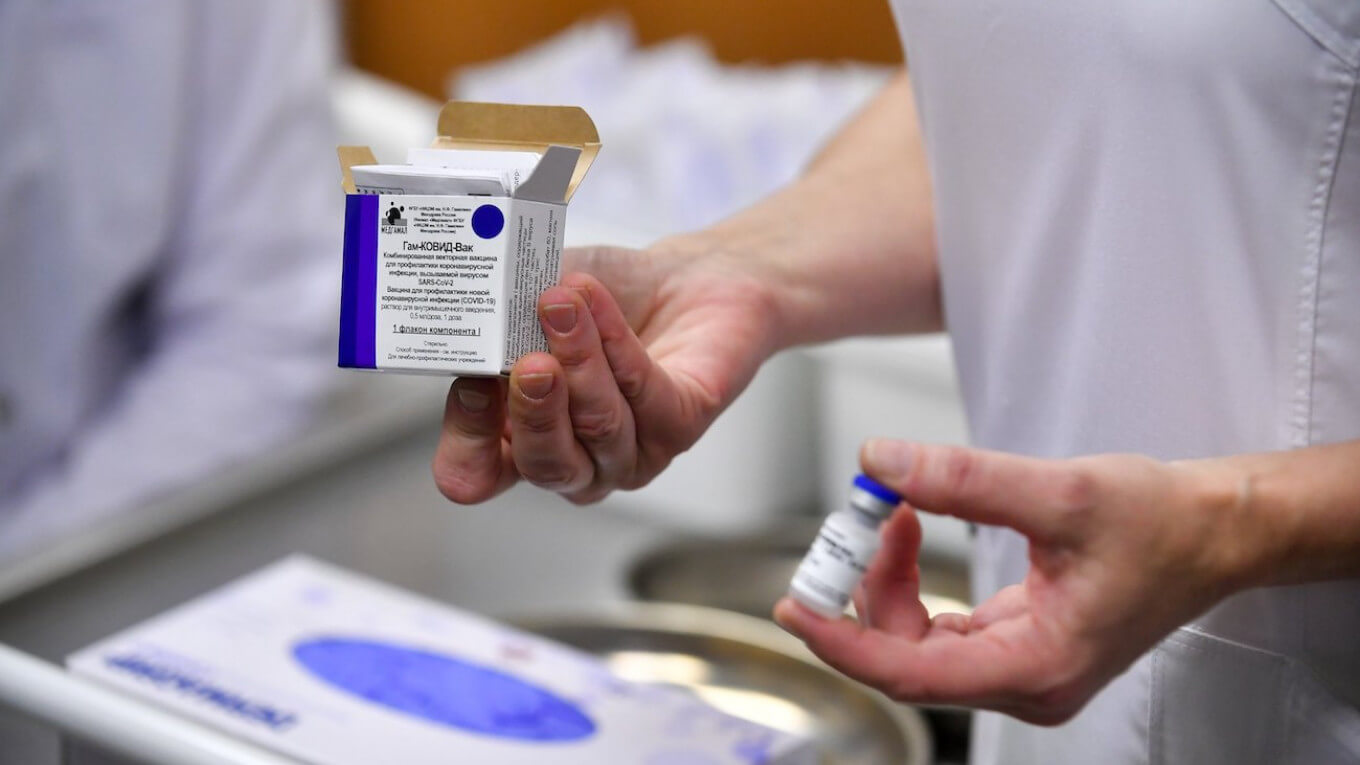 Для вакцинации потребуется два укола. Фото.