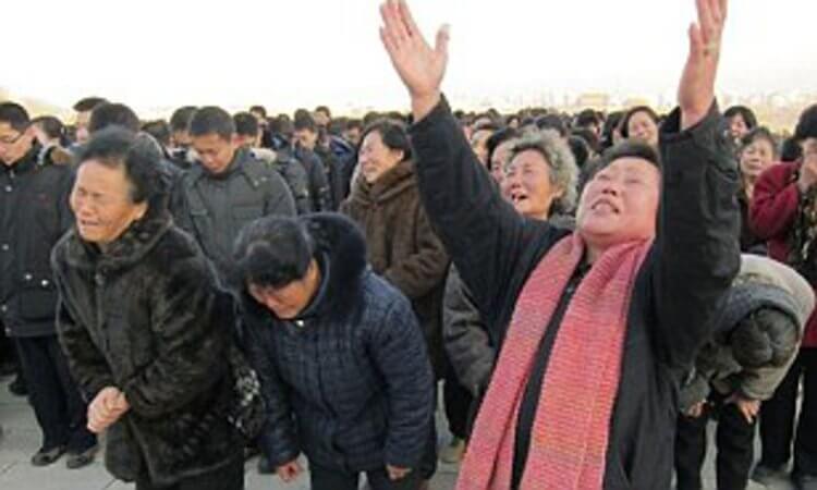 Эволюция диктатур. Северокорейские женщины (и несколько мужчин) безутешно рыдают узнав о смерти Ким Чен Ира. Фото.