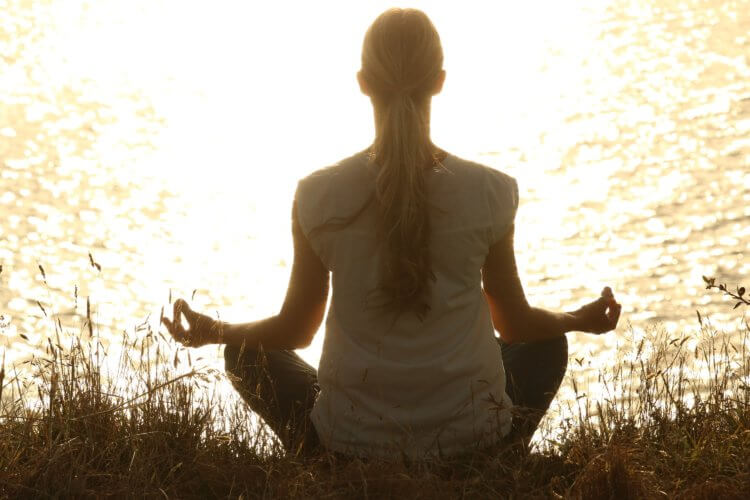 Польза и вред медитации. Если во время или после сеанса медитации вы чувствуете беспокойство или сильную тревогу, возможно, медитация вам не подходит. Фото.