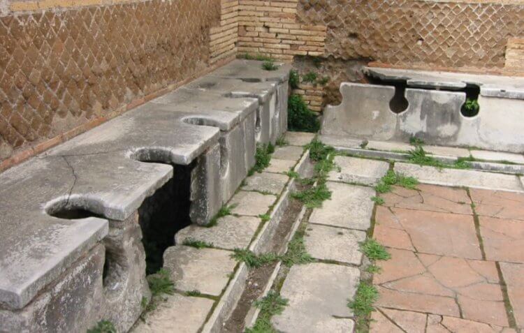 Древняя туалетная бумага. Древние туалеты Рима выглядели так. Фото.