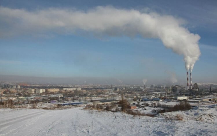 Красноярск. В 2018 году появилось сообщение о том, что одна и нефтебаз Красноярска загрязняет воздуха кумолом, который вредит печени. Фото.