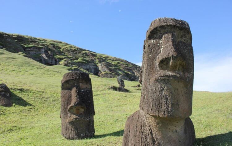 Где находится остров Пасхи и куда пропало его коренное население? Статуи моаи на острове Пасхи. Фото.