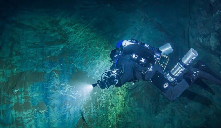 Самая глубокая пещера с пресной водой. Как она образовалась? Исследование самой глубокой бездны Земли. Фото.