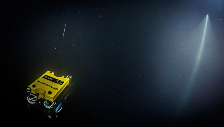 Глубина затопленной пещеры. Глубоководный аппарат для исследования бездны. Фото.