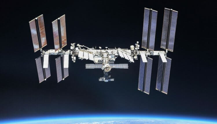 Космический мусор чуть не повредил МКС. Как все обошлось? Международная космическая станция всегда рискует столкнуться с космическим мусором. Фото.