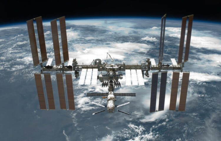 Маневр Международной космической станции. На данный момент Международная космическая станция состоит из 15 основных модулей. Фото.