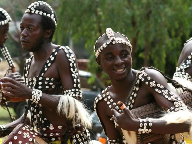 Племя Джавара. Счастливые представители племени Джаварас, проживающего на Адамансих островах в Индии. Фото.