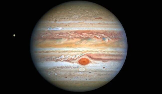 На новой фотографии Юпитера найдено новое пятно. Что это такое? Фото.