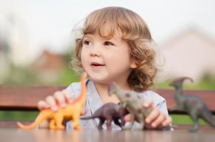 Чем интересуются дети? Интерес к динозаврам помогает детям развиваться. Фото.