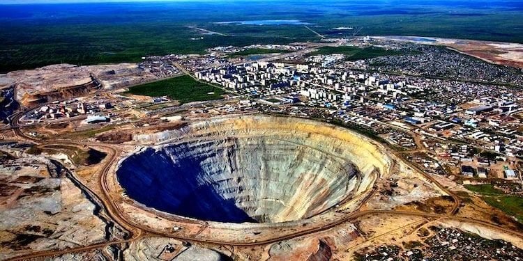 Самая большая кимберлитовая трубка в России. Кимберлитовая трубка Мир просто огромна. Фото.