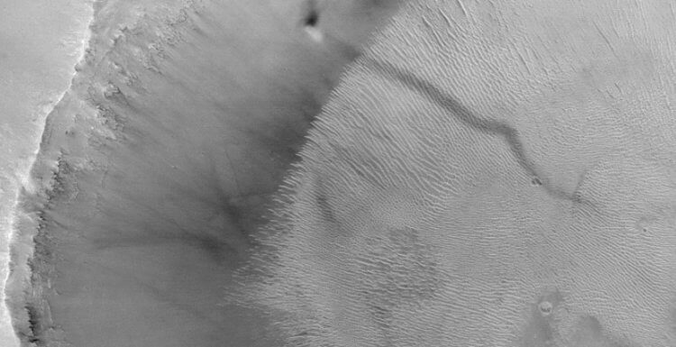 Исследование Марса. Пылевой вихрь, сфотографированный аппаратом «Mars Global Surveyor». Фото.