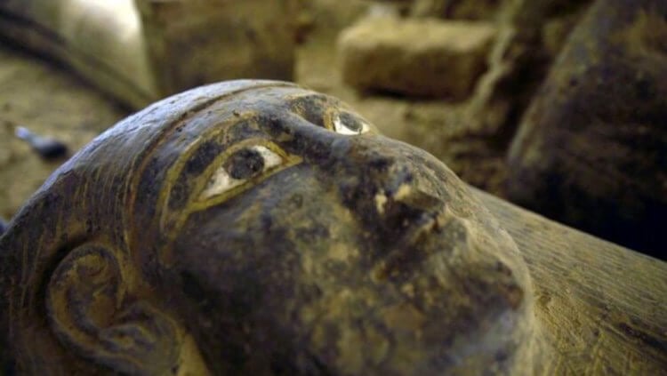 В Египте найдены 2500-летние мумии. Могут ли они быть проклятыми? Один из прекрасно сохранившихся саркофагов. Фото.