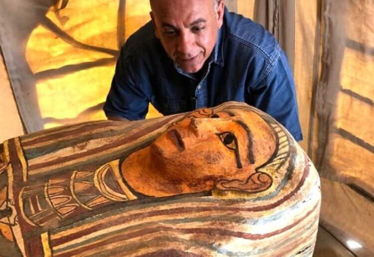 Археологические находки в Египте. Обнаруженные саркофаги очень красочно оформлены. Фото.