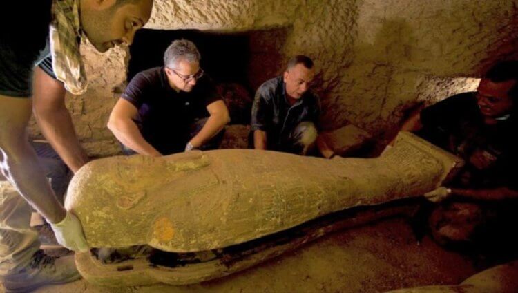Археологические находки в Египте. Египетские саркофаги немного повторяли форму человеческого тела. Фото.