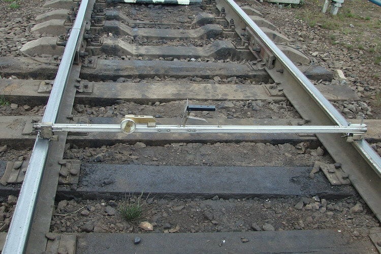 Что такое ширина колеи железной дороги. Ширина ЖД колеи выглядит так и измеряется при помощи этого инструмента. Фото.