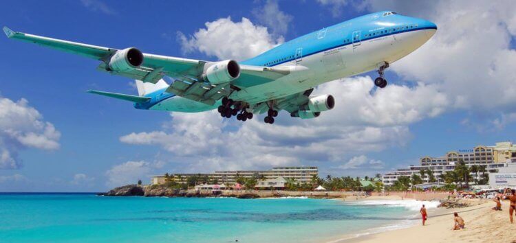 Самый опасный аэропорт. Посадка самолета на острове Святого Мартина. Фото.