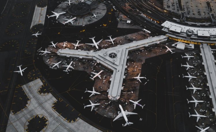 Строение аэропортов. Аэропорт с высоты птичьего полета. Фото.