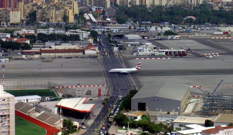 Аэропорт с автомобильной дорогой. Аэропорт Гибралтара. Фото.