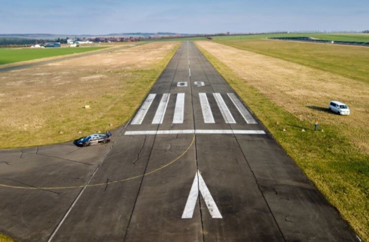 Строение аэропортов. Взлетно-посадочные полосы обычно покрыты асфальтом. Фото.
