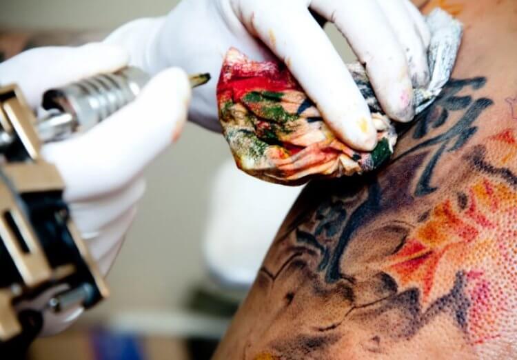 Как делают татуировки? Среднее время заживления татуировки составляет от 3 до 7 дней. Фото.
