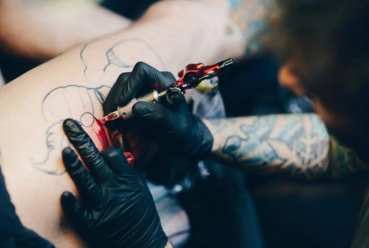 Как делают татуировки? Уровень боли при нанесении татуировки зависит от места нанесения рисунка и болевого порога человека. Фото.