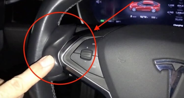 Несовершенство автопилота. В 2018 году владельцы Tesla придумали зажим «Autopilot Buddy», который имитирует удерживание руля в руках. Фото.